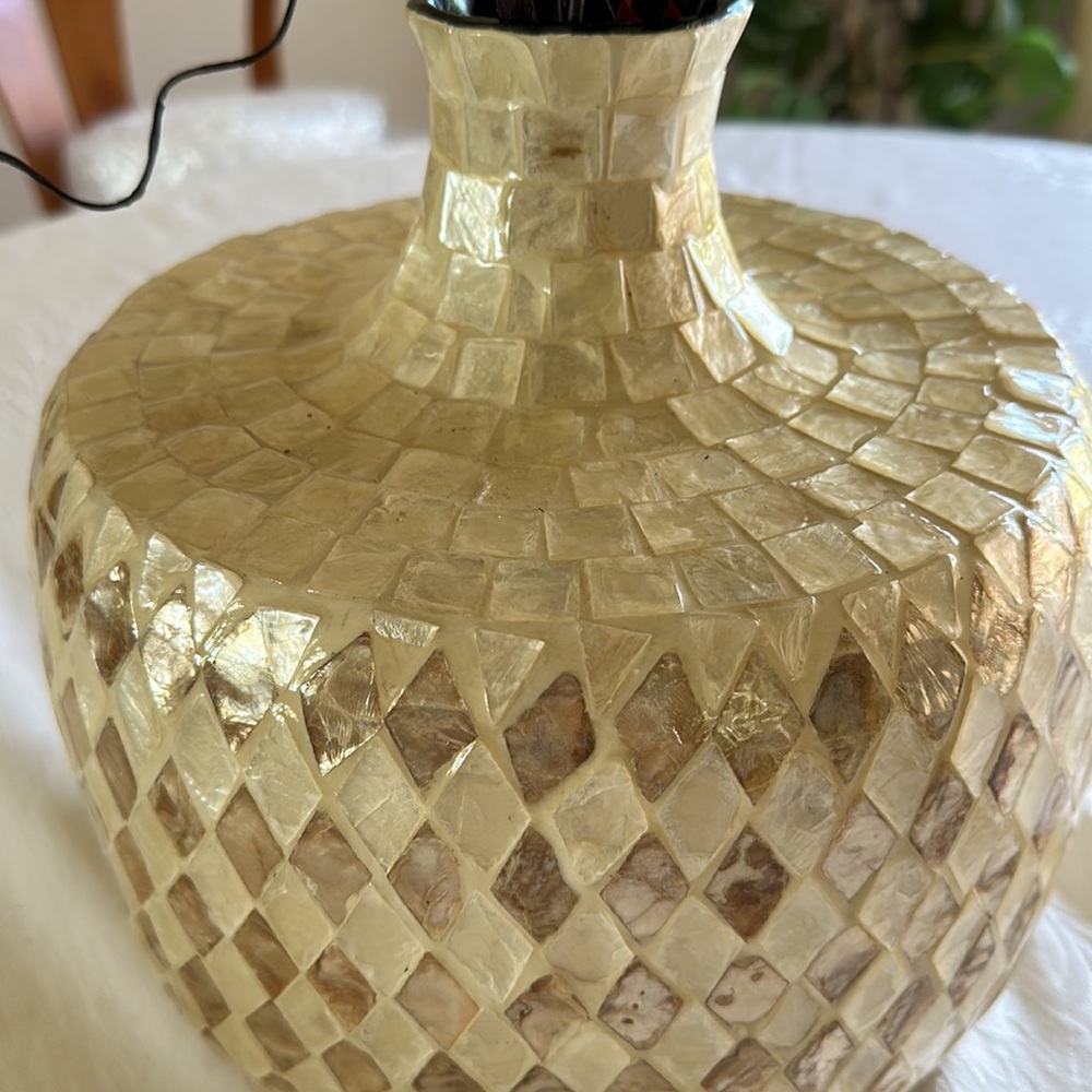 Gold/cream colored shell mosaic vase - Picture 6 of 8